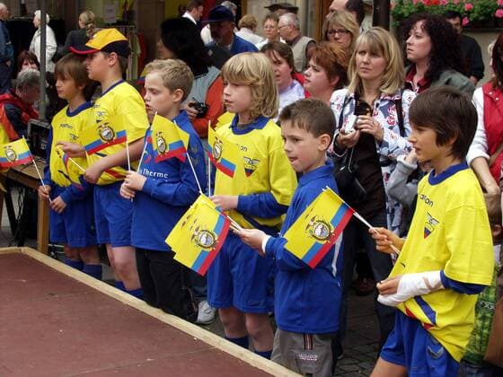 Kinder empfangen die Nationalmannschaft Ecuadors in deren Nationaltrikot mit Nationalfähnchen Fußball WM Herren Vorschau Weltmeisterschaft 2006, Nationalmannschaft, Nationalteam, Ankunft, Empfang, Ecuador Gruppe Bad Kissingen