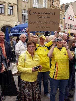 Bad Kissingen - Fußballfans bereiten der Nationalmannschaft Ecuadors einen freundlichen Empfang Fußball WM Herren Vorschau Weltmeisterschaft 2006, Nationalmannschaft, Nationalteam, Ankunft, Empfang, Ecuador Gruppe weiblich, weiblicher, weibliche, Frau, Frauen Bad Kissingen