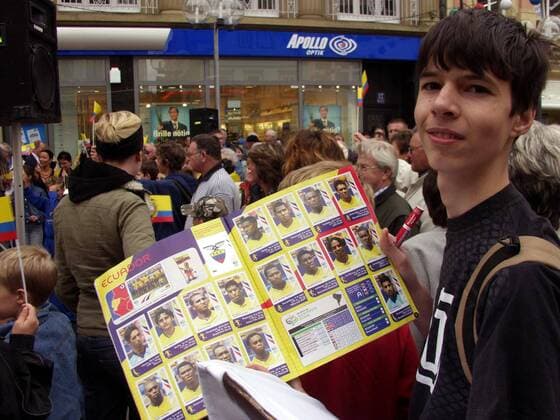 Bad Kissingen - Junger Fußballfan präsentiert während des Empfangs der ecuadorianischen Nationalmannschaft stolz sein Sammelalbum, in dem die Spieler Ecuadors bereits vollständig versammelt sind Fußball WM Herren Vorschau Weltmeisterschaft 2006, Nationalmannschaft, Nationalteam, Ankunft, Empfang, Ecuador Einzelbild Bad Kissingen