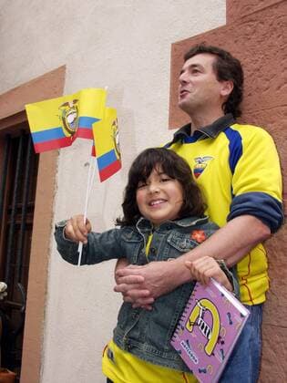 Bad Kissingen - Vater und Tochter während des Empfangs der ecuadorianischen Nationalmannschaft mit Nationalfähnchen und Nationaltrikot Fußball WM Herren Vorschau Weltmeisterschaft 2006, Nationalmannschaft, Nationalteam, Ankunft, Empfang, Ecuador Gruppe Bad Kissingen Freude, Begeisterung,