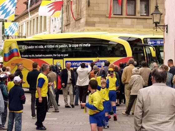 Bad Kissingen bereitet der Nationalmannschaft Ecuadors einen begeisterten Empfang Fußball WM Herren Vorschau Weltmeisterschaft 2006, Nationalmannschaft, Nationalteam, Ankunft, Empfang, Ecuador Totale Gelb Blau Bad Kissingen