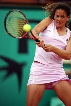 Patty Schnyder (Schweiz) - beidhändige Rückhand Tennis Damen French Open 2006, WTA Tour, Grand Slam, Einzelbild Roland Garros Paris Dynamik,