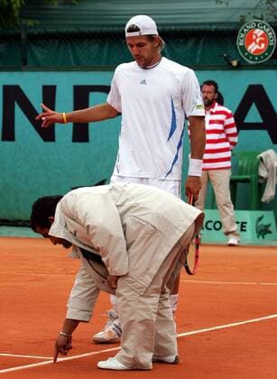 Jürgen Melzer (Österreich) lässt sich vom Schiedsrichter den Ballabdruck zeigen Tennis Herren French Open 2006, ATP Tour, Grand Slam, Gruppe Roland Garros Paris Spannung,