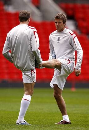 David Beckham (England, re.) und ein Mannschaftskamerad dehnen sich - EDITORIAL USE ONLY. No use with unauthorised audio, video, data, fixture lists, club league logos or live services. Online in-match use limited to 120 images, no video emulation. No use in betting, games or single club league player publications. Fußball WM Herren Vorschau Weltmeisterschaft 2006, Nationalmannschaft, Nationalteam, Training, Vorbereitung, Vdig Gruppe Manchester
