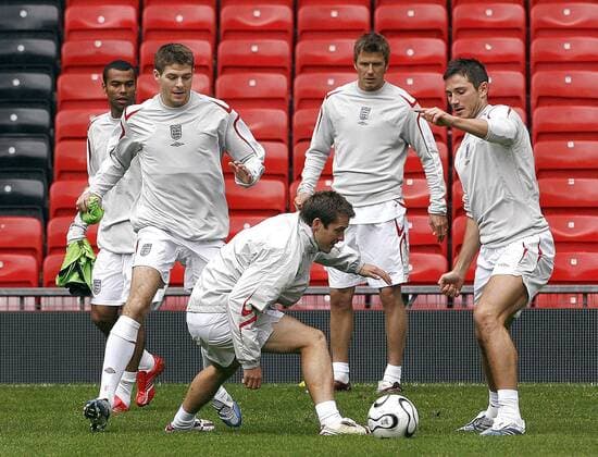 Michael Owen (Mitte) gegen Frank Lampard (re.) und Steven Gerrard (2.v.li.), David Beckham (2.v.re.) und Ashley Cole (alle England) schauen zu - EDITORIAL USE ONLY. No use with unauthorised audio, video, data, fixture lists, club league logos or live services. Online in-match use limited to 120 images, no video emulation. No use in betting, games or single club league player publications. Fußball WM Herren Vorschau Weltmeisterschaft 2006, Nationalmannschaft, Nationalteam, Training, Vorbereitung, Vdig Gruppe Manchester