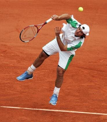 Sebastien Grosjean (Frankreich) - Aufschlag Tennis Herren French Open 2006, ATP Tour, Grand Slam, Sand, Sandplatz, Sandplatztennis, Sandplatzturnier, Einzelbild Roland Garros Paris Dynamik,