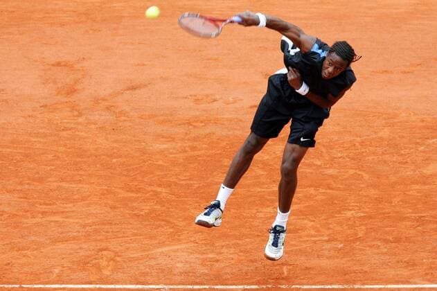 Gael Monfils (Frankreich) - Aufschlag -  (pan14356) Tennis Herren French Open 2006, ATP Tour, Grand Slam, Sand, Sandplatz, Sandplatztennis, Sandplatzturnier Einzelbild Roland Garros Paris Dynamik,  