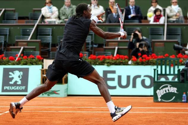 Gael Monfils (Frankreich) - Rückhandvolley -  (pan14356) Tennis Herren French Open 2006, ATP Tour, Grand Slam, Sand, Sandplatz, Sandplatztennis, Sandplatzturnier Einzelbild Roland Garros Paris Dynamik,  
