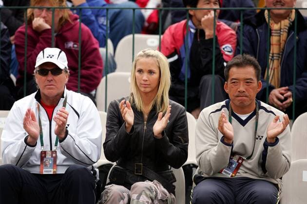 Der Anhang von Lleyton Hewitt applaudiert auf der Tribüne, v.li.: Vater Glynn und Ehefrau Bec (alle Australien) Tennis Herren French Open 2006, ATP Tour, Grand Slam Gruppe Roland Garros Paris