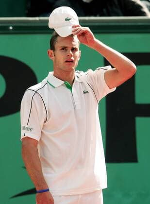 Andy Roddick (USA) hebt die Basecap an Tennis Herren French Open 2006, Grand Slam, ATP Tour Einzelbild Paris Roland Garros Nachdenklichkeit,