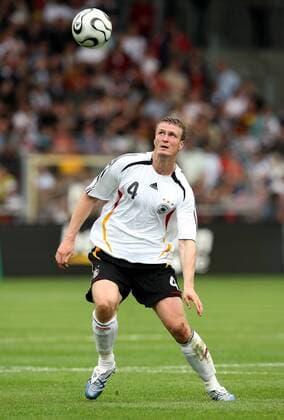 Robert Huth (Deutschland) blickt zum Ball Fußball Länderspiel Herren Nationalmannschaft 2006, Nationalteam, Nationaltrikot, Deutschland Einzelbild Test, Testspiel, Freundschaftsspiel Freiburg