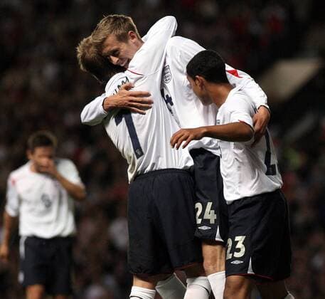 Torjubel England, v. li.: David Beckham, Peter Crouch und Theo Walcott -  Fußball Länderspiel Herren Freundschaftsspiel 2006, Test, Testspiel, Nationalmannschaft, Nationalteam, Nationaltrikot Gruppe Manchester Freude,