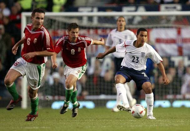 Theo Walcott (England, re.) gegen Pal Dardai, li. Molnar (beide Ungarn) -  Fußball Länderspiel Herren Freundschaftsspiel 2006, Test, Testspiel, Nationalmannschaft, Nationalteam, Nationaltrikot Gruppe Manchester Dynamik,