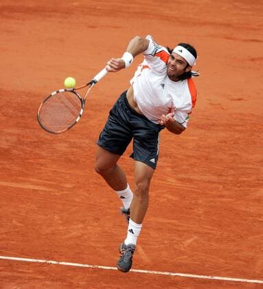 Fernando Gonzalez (Chile) - Aufschlag Tennis Herren French Open 2006, ATP Tour, Grand Slam, Sand, Sandplatz, Sandplatztennis, Sandplatzturnier Einzelbild Roland Garros Paris Dynamik,