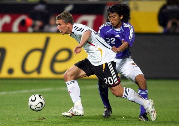 Lukas Podolski (li., Deutschland) gegen Yuji Nakazawa (Japan) Fußball Länderspiel Herren Freundschaftsspiel 2006, Test, Testspiel, Nationalmannschaft, Nationalteam, Nationaltrikot, Vdig Gruppe Deutschland - Japan 2:2 Leverkusen Dynamik, Kampf,