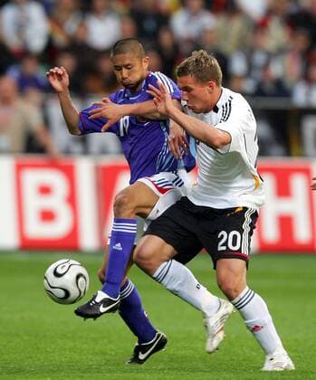 Lukas Podolski (Deutschland, re.) gegen Keisuke Tsuboi (Japan) Fußball Länderspiel Herren Freundschaftsspiel 2006, Test, Testspiel, Nationalmannschaft, Nationalteam, Nationaltrikot, Gruppe Leverkusen Dynamik, Kampf,