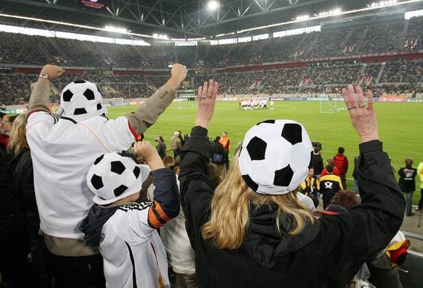 Begeisterte deutsche Fans jubeln schon während des Trainings in der Düsseldorfer LTU Arena Fußball WM Herren Vorschau 2006, Training, Vorbereitung, Nationalmannschaft, Nationalteam, Gruppe LTUArena Düsseldorf Begeisterung, Freude,