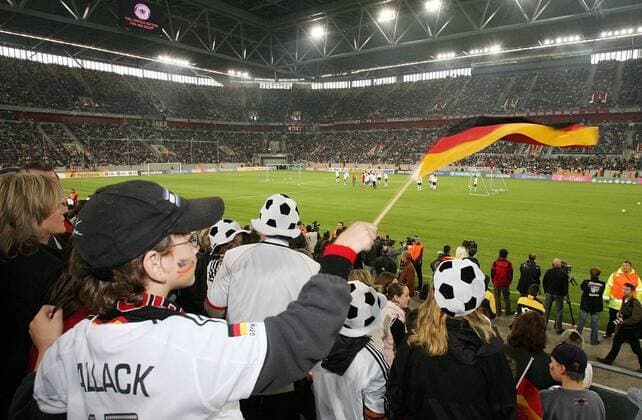 Junger deutscher Fan schwenkt die Nationalfahne während des Trainings in der Düsseldorfer LTU Arena Fußball WM Herren Vorschau 2006, Training, Vorbereitung, Nationalmannschaft, Nationalteam, Totale LTUArena, schwenken, Kind, Junge, Fans Düsseldorf