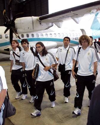 Ankunft des argentinischen Nationalteams um Juan Pablo Sorin (Mitte) und Juan Roman Riquelme (2.v.re.) am Flughafen Nürnberg Fußball WM Herren Vorschau 2006, Ankunft, Nationalmannschaft, Nationalteam, Vdig Gruppe Nürnberg