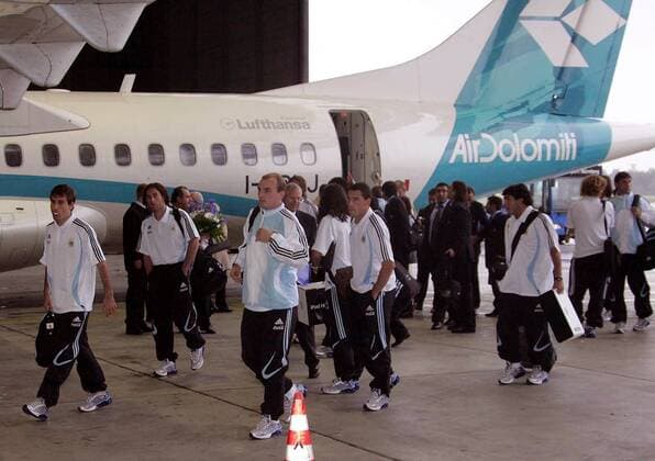 Ankunft des argentinischen Nationalteams, u.a. mit Esteban Cambiasso (vorn) am Flughafen Nürnberg Fußball WM Herren Vorschau 2006, Ankunft, Nationalmannschaft, Nationalteam, Vdig Totale Nürnberg