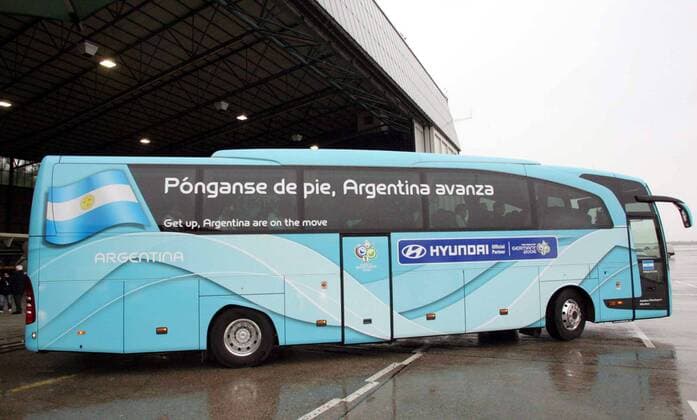 Ponganse de pie, Argentina avanza - das argentinische Nationalteam verläßt im Mannschaftsbus den verregneten Flughafen Nürnberg Fußball WM Herren Vorschau 2006, Ankunft, Nationalmannschaft, Nationalteam, Vdig Totale Nürnberg