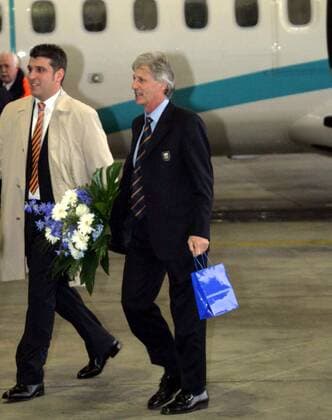 Nationaltrainer Jose Pekerman (Argentinien, re.) wird bei seiner Ankunft in Nürnberg mit Blumen begrüßt Fußball WM Herren Vorschau 2006, Ankunft, Empfang, Nationalmannschaft, Nationalteam, Vdig Gruppe Nürnberg