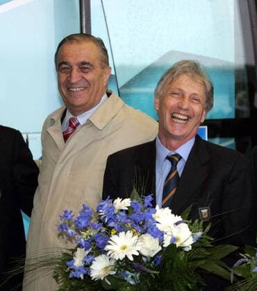 DFB Schatzmeister Heinrich Schmidhuber (Deutschland, li.) begrüßt Nationaltrainer Jose Pekerman (Argentinien) bei seiner Ankunft in Nürnberg Fußball WM Herren Vorschau 2006, Ankunft, Empfang, Nationalmannschaft, Nationalteam, Vdig Gruppe Nürnberg Freude,