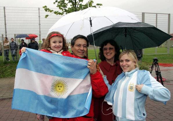 Argentinische Fußballfans warten voller Vorfreude auf das Eintreffen ihrer Nationalmannschaft in Herzogenaurach Fußball WM Herren Vorschau 2006, Ankunft, Empfang, Nationalmannschaft, Nationalteam, Vdig Totale Herzogenaurach