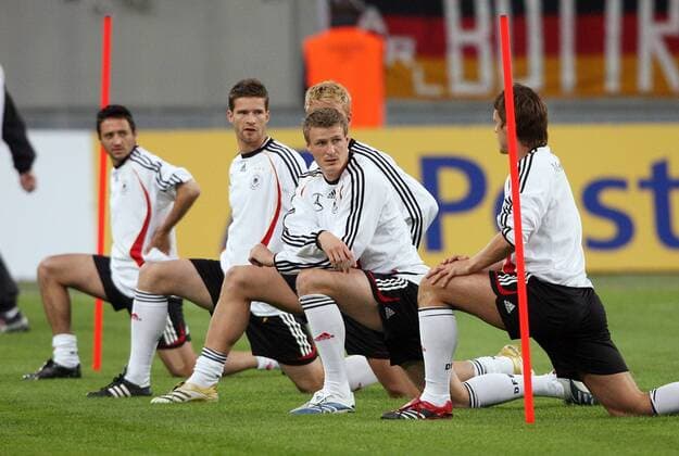 Deutsche Nationalspieler erwärmen sich, v. vorn: Sebastian Kehl, Robert Huth, Hanke, Arne Friedrich und Oliver Neuville Fußball WM Herren Nationalmannschaft 2006, Nationalteam, Training, Vorbereitung Gruppe Düsseldorf