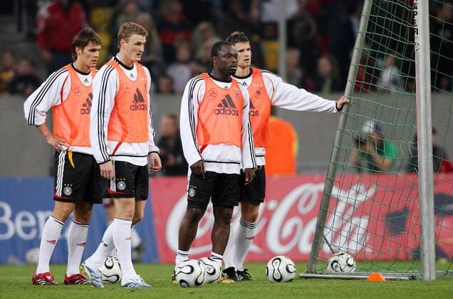 Deutsche Spieler während des Trainings, v. li.: Sebastian Kehl, Robert Huth, Gerald Asamoah und Arne Friedrich Fußball WM Herren Nationalmannschaft 2006, Nationalteam, Training, Vorbereitung Gruppe Düsseldorf