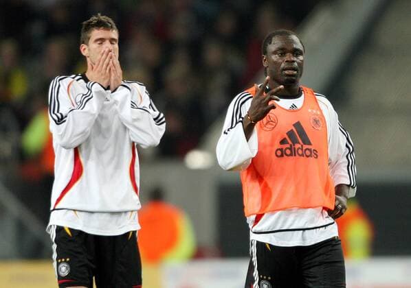 Gerald Asamoah (re.) und Arne Friedrich (beide Deutschland) haben noch ihre Probleme während des Trainings Fußball WM Herren Nationalmannschaft 2006, Nationalteam, Training, Vorbereitung Gruppe Düsseldorf Enttäuschung, Verzweiflung,
