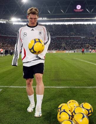 Bastian Schweinsteiger (Deutschland) jongliert einen Ball des Sponsors Postbank bevor er ihn in Richtung der Anhänger befördert Fußball WM Herren Nationalmannschaft 2006, Nationalteam, Training, Vorbereitung Einzelbild Düsseldorf