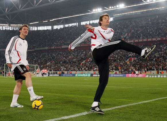 Torwart Jens Lehmann (re.) und Bastian Schweinsteiger (beide Deutschland) schießen Bälle des Sponsors Postbank in Richtung der Anhänger Fußball WM Herren Nationalmannschaft 2006, Nationalteam, Training, Vorbereitung Gruppe Düsseldorf Dynamik,