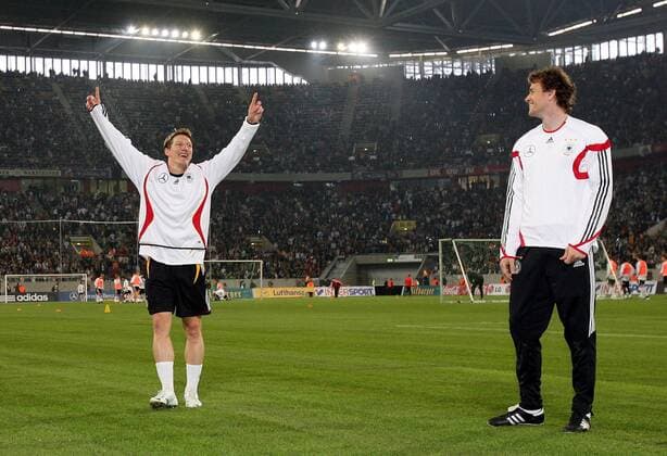 Bastian Schweinsteiger (li.) und Torwart Jens Lehmann (beide Deutschland) haben ihren Spaß während des Trainings Fußball WM Herren Nationalmannschaft 2006, Nationalteam, Training, Vorbereitung Gruppe Düsseldorf Harmonie, Freude,