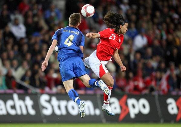 Daniele de Rossi (Italien, li.) gegen Hakan Yakin (Schweiz) -  Fußball Länderspiel Herren Nationalmannschaft 2006, Nationalteam, Nationaltrikot, Test, Testspiel, Schweiz - Italien 1:1 Gruppe Genf Dynamik, Höhe