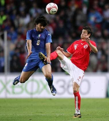 Gennaro Gattuso (Italien, li.) gegen Tranquillo Barnetta (Schweiz) -  Fußball Länderspiel Herren Nationalmannschaft 2006, Nationalteam, Nationaltrikot, Test, Testspiel, Schweiz - Italien 1:1 Einzelbild Genf Dynamik, Kampf,
