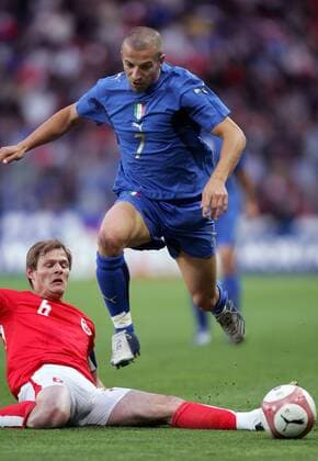 Johan Vogel (Schweiz, li.) gegen Alessandro del Piero (Italien) -  Fußball Länderspiel Herren Nationalmannschaft 2006, Nationalteam, Nationaltrikot, Test, Testspiel, Schweiz - Italien 1:1 Gruppe Genf Dynamik, Kampf,