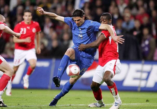 Vincenzo Iaquinta (Italien, li.) gegen Johan Djourou (Schweiz) -  Fußball Länderspiel Herren Freundschaftsspiel 2006, Test, Testspiel, Nationalmannschaft, Nationalteam, Nationaltrikot Gruppe Genf Dynamik, Kampf