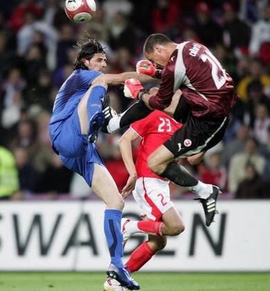 Vincenzo Iaquinta (Italien) wird von Torwart Fabio Coltorti (Schweiz) rücksichtslos aus dem Weg geräumt -  Fußball Länderspiel Herren Freundschaftsspiel 2006, Test, Testspiel, Nationalmannschaft, Nationalteam, Nationaltrikot Gruppe Zusammenprall, Zusammenstoß Genf Härte Dynamik, Kampf,