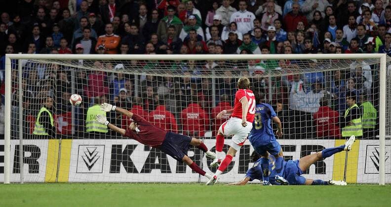 Daniel Gygax (Schweiz, 2.v.li.) erzielt den Ausgleichstreffer gegen Torwart Gianluigi Buffon (Italien) -  Fußball Länderspiel Herren Freundschaftsspiel 2006, Test, Testspiel, Nationalmannschaft, Nationalteam, Nationaltrikot Gruppe Genf Dynamik, Spannung