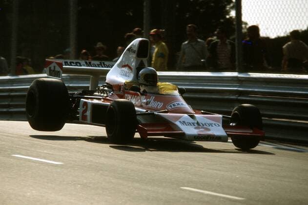 Jochen Mass (Deutschland McLaren Ford) hebt in seinem Boliden ab Motorsport Grand Prix Herren Großer Preis von Spanien 1975, Formel 1 Weltmeisterschaft, F1, F, GP, WM Einzelbild Montjuich Dynamik,