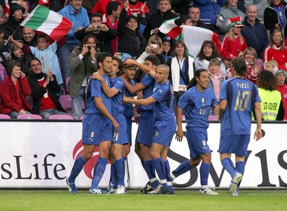 Torjubel Italien. v. li.: Fabio Grosso, Andrea Pirlo, Torschütze Alberto Gilardino, Alessandro del Piero, Mauro Camoranesi und Francesco Totti - Fußball Länderspiel Herren Freundschaftsspiel 2006, Test, Testspiel, Nationalmannschaft, Nationalteam, Nationaltrikot Gruppe Genf Freude, Begeisterung,