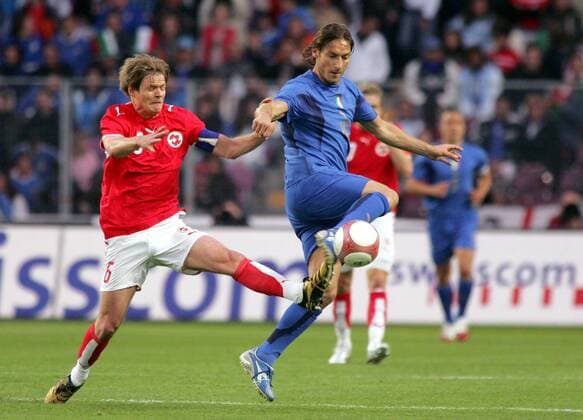 Francesco Totti (Italien, re.) gegen Johann Vogel (Schweiz) - Fußball Länderspiel Herren Freundschaftsspiel 2006, Test, Testspiel, Nationalmannschaft, Nationalteam, Nationaltrikot Gruppe Genf Dynamik, Kampf,