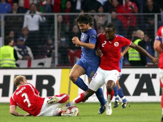 Gennaro Gattuso (Italien, Mitte) gegen Ludovic Magnin (li.) und Johan Djourou (beide Schweiz) - Fußball Länderspiel Herren Freundschaftsspiel 2006, Test, Testspiel, Nationalmannschaft, Nationalteam, Nationaltrikot Gruppe Genf Dynamik, Kampf,