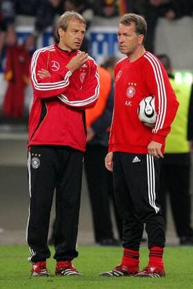 Bundestrainer Jürgen Klinsmann (li.) im Gespräch mit Torwarttrainer Andreas Köpke (beide Deutschland) Fußball WM Herren Nationalmannschaft 2006, Nationalteam, Vorbereitung, öffentliches Training, öffentlich Gruppe Düsseldorf