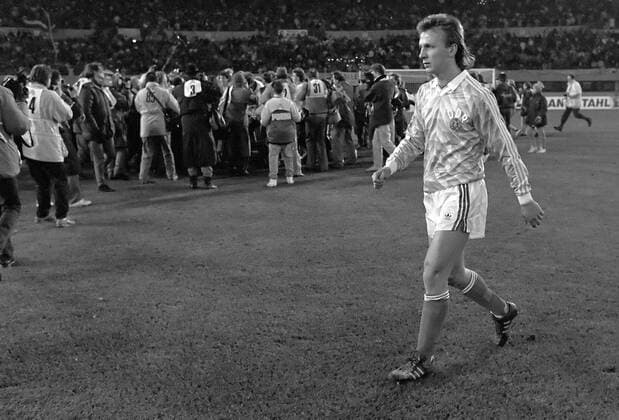Andreas Thom (DDR) - Abgang nach dem letzten Länderspiel der DDR in Wien gegen Österreich Fußball Länderspiel Herren Weltmeisterschaftsqualifikation 1989, Qualifikation, Nationalmannschaft, Nationalteam, Einzelbild Wien Enttäuschung,