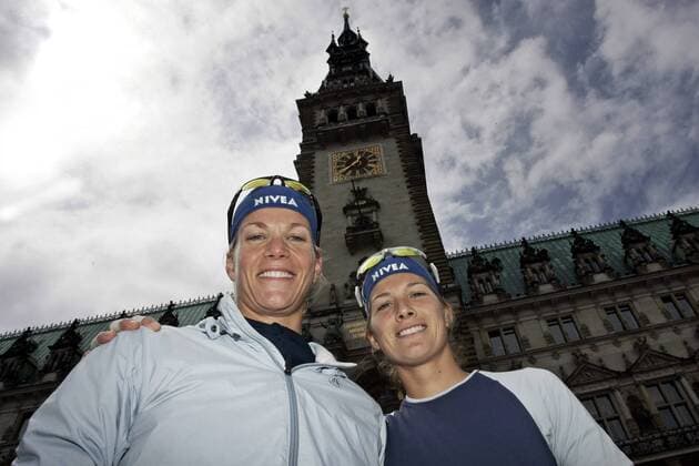 Stephanie Pohl (li.) und Okka Rau (beide Deutschland) gut gelaunt vor dem Hamburger Rathaus Beachvolleyball Damen German Masters 2006, Nestea European Championship Tour, Beach Gruppe Hamburg Freude,