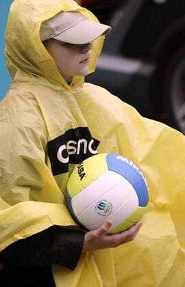 Ein Ballmädchen trotzt gut geschützt mit einem Regencape dem schlechten Wetter Beachvolleyball Damen German Masters 2006, Nestea European Championship Tour, Beach Einzelbild Hamburg