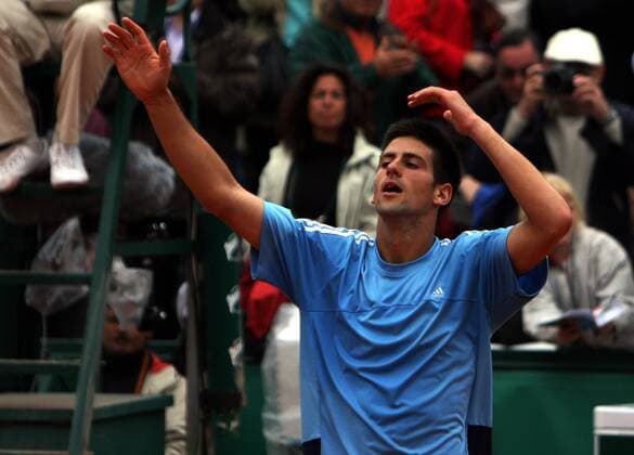 Novak Djokovic (Serbien und Montenegro) im Freudentaumel Tennis Herren French Open 2006, Grand Slam, ATP Tour, Sand, Sandplatz, Sandplatztennis, Sandplatzturnier Einzelbild Roland Garros Paris Glück Freude
