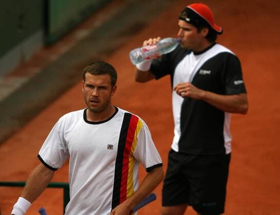 Alexander Waske (vorn) und Thomas Haas (beide Deutschland) beim Seitenwechsel Tennis Herren French Open 2006, Grand Slam, ATP Tour, Sand, Sandplatz, Sandplatztennis, Sandplatzturnier Gruppe Roland Garros Paris